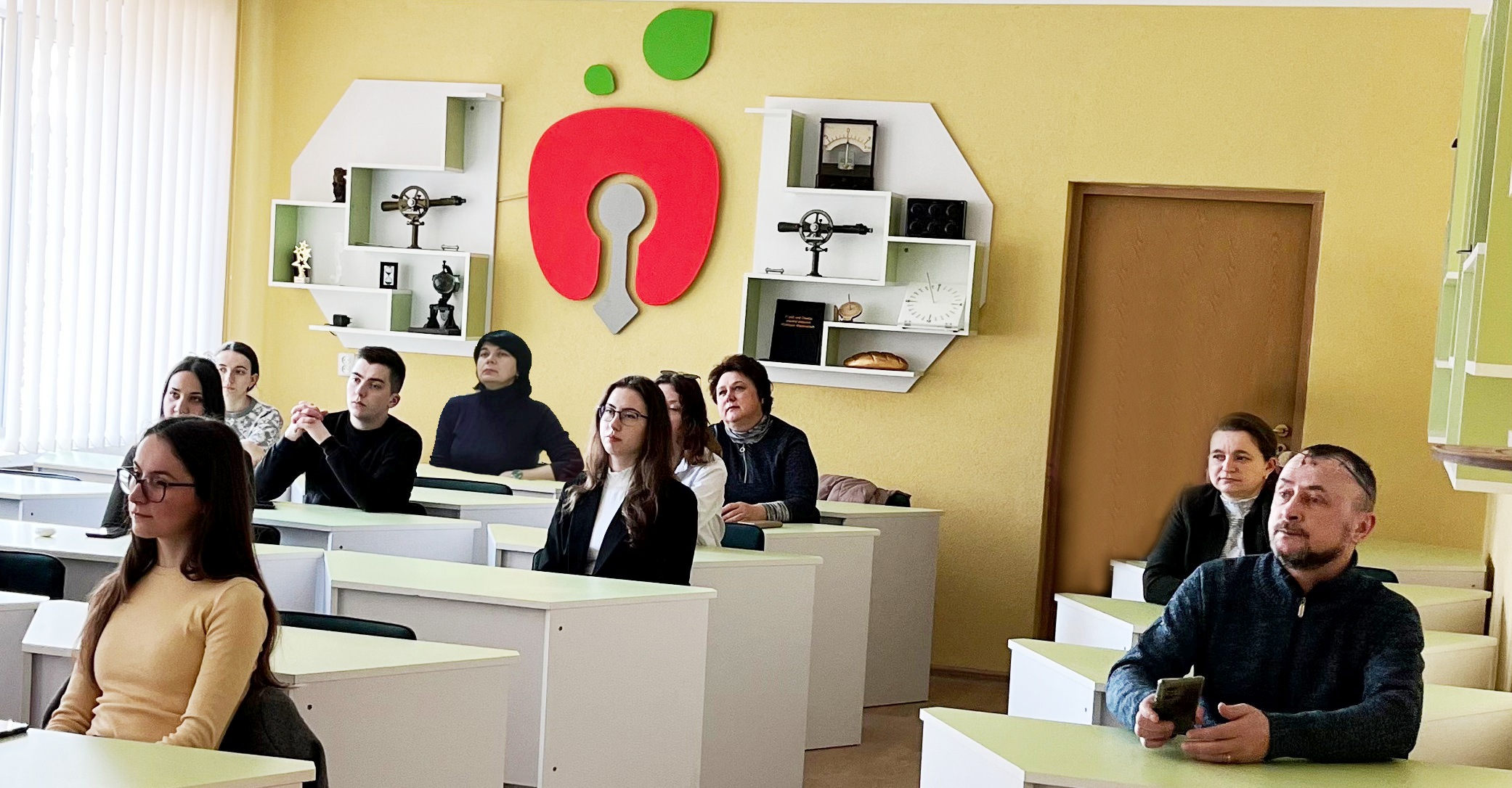 Розгляд проблем, що цікавлять, як викладачів, так і майбутніх вчителів інформатики